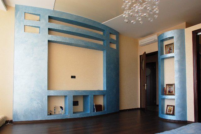 Сочетание обоев, выступов и арок